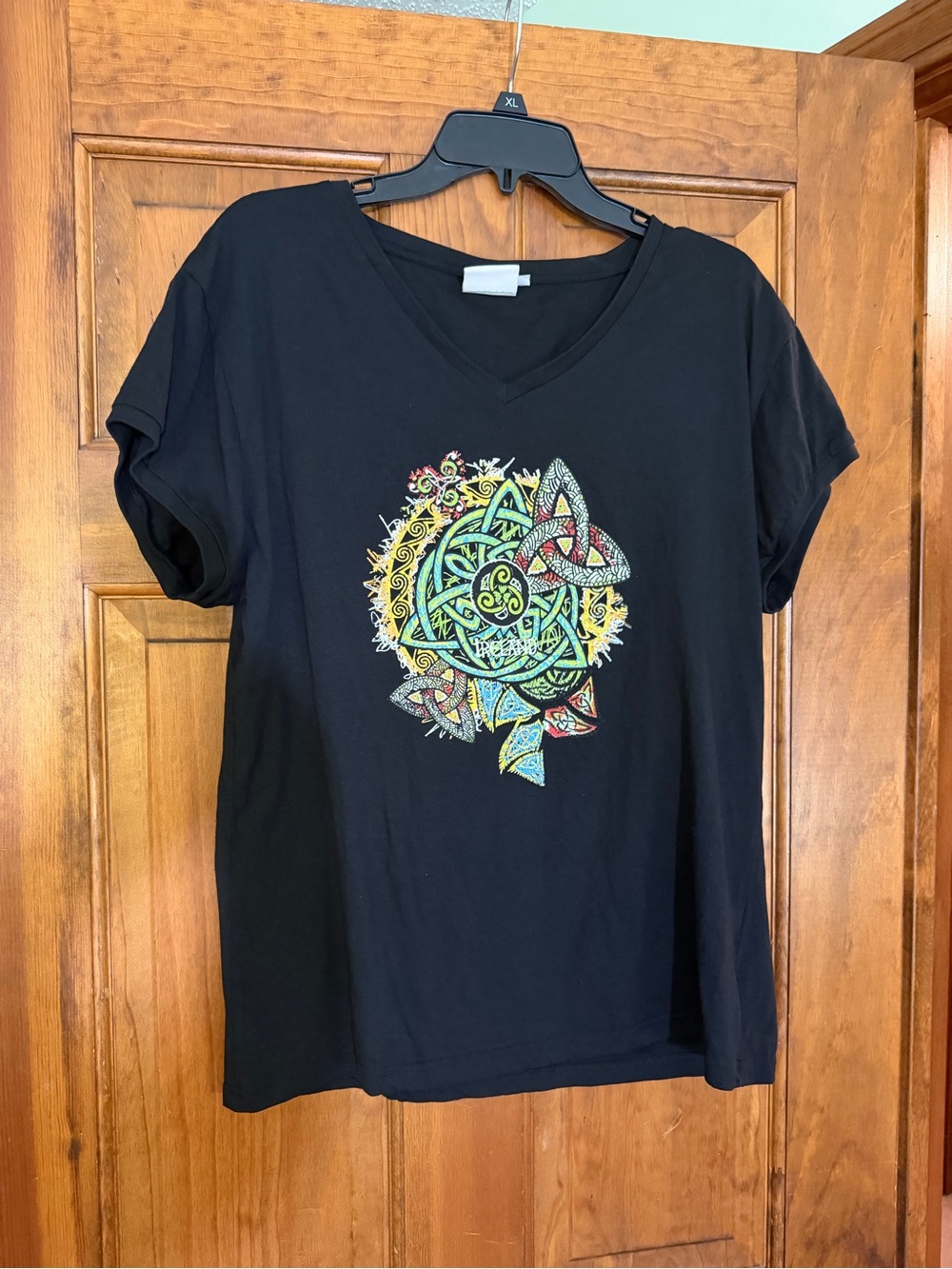 Traditional Craftwear Ireland XXL Black Celtic Knot Graphic V Neck T Shirt EUC